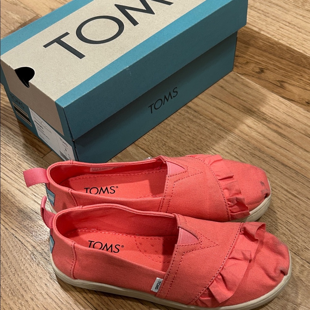 TOMS Kids Pink Ruffle Slip-On, Youth 1